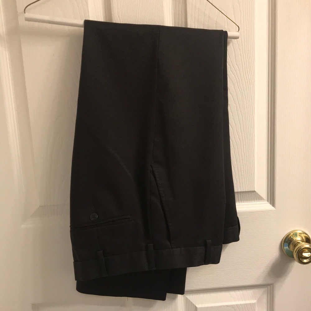 Men’s black dress pants, Van Heusen traveler. 33x32, good condition